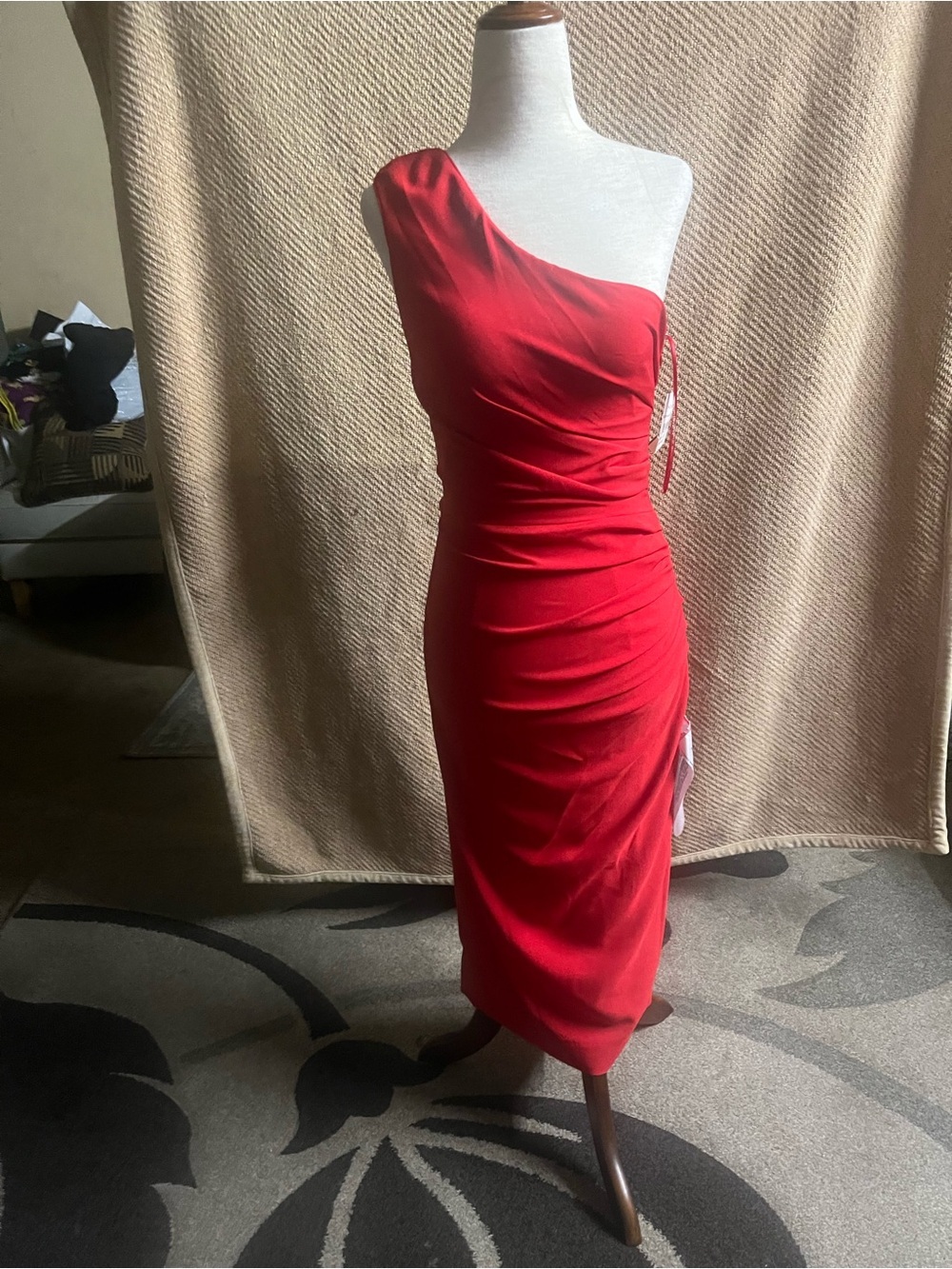 Dress the population ROUCHED crepe body on Shoulder Red Midi Dress - Picture 2 of 5